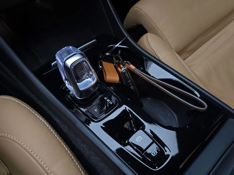 Volvo XC40 2.0 Automatic, снимка 9 - Автомобили и джипове - 55813421