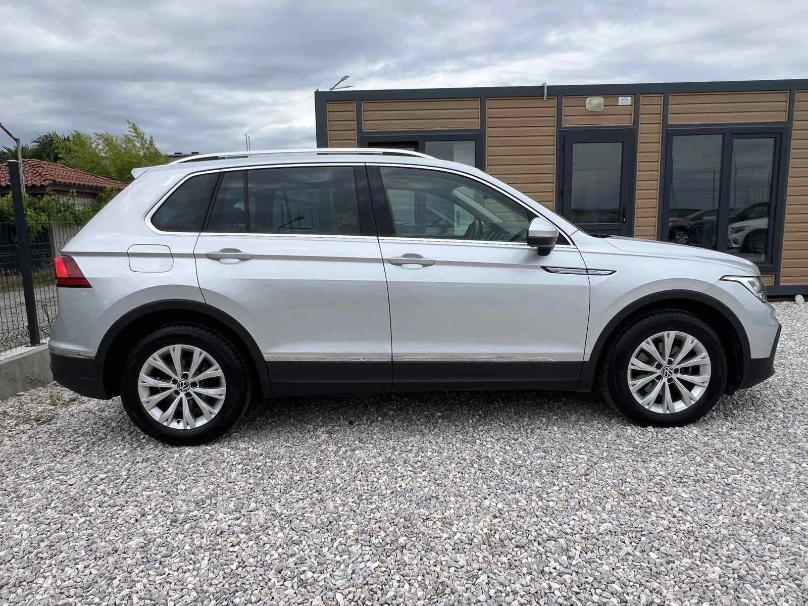 VW Tiguan * 2023 г. * AUTOMATIC  2.0 TDI  150k.c., снимка 4 - Автомобили и джипове - 54881647