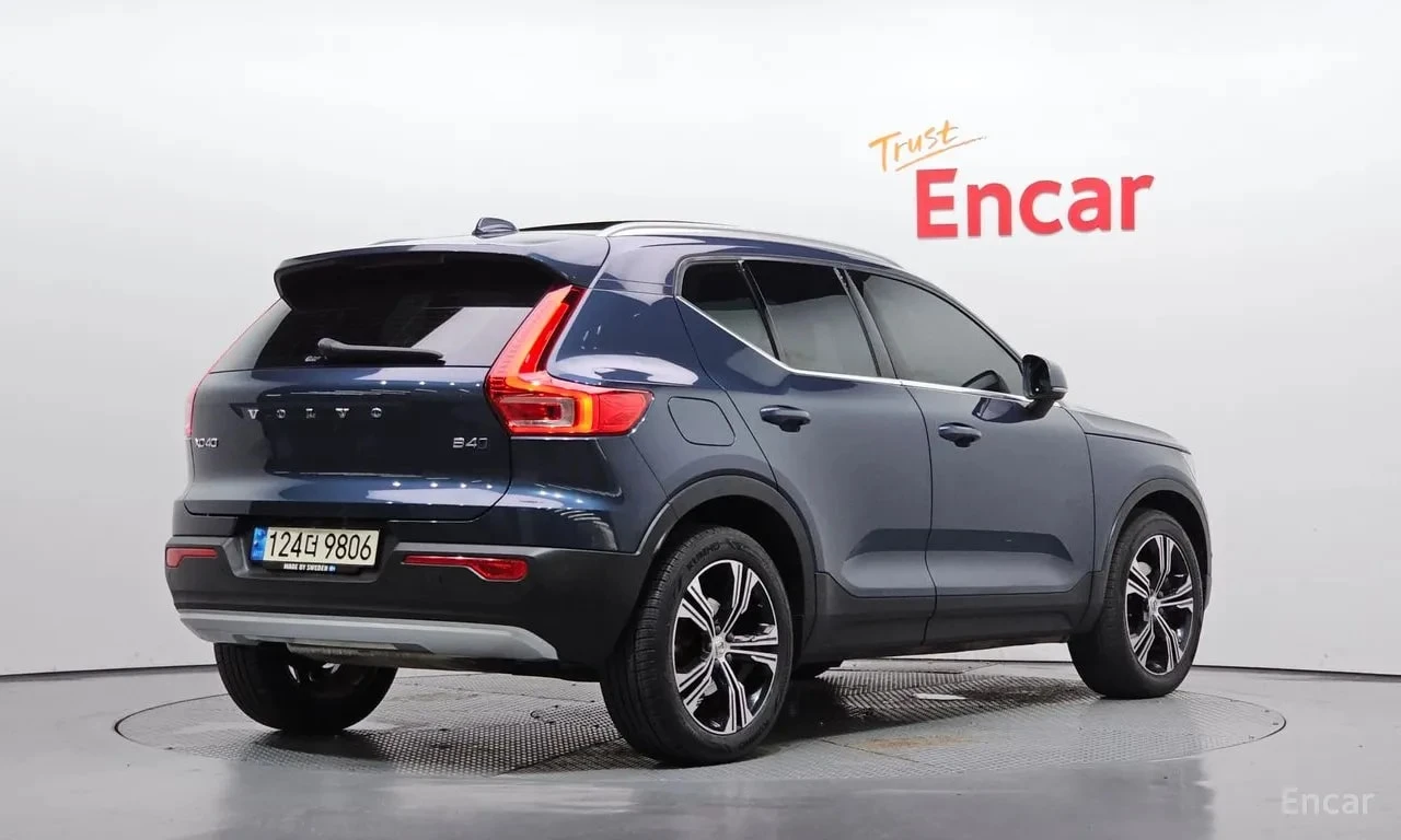 Volvo XC40 B4 Inscription| HARMAN/KARDON| PANO| ПОДГРЕВИ| , снимка 2 - Автомобили и джипове - 55867664