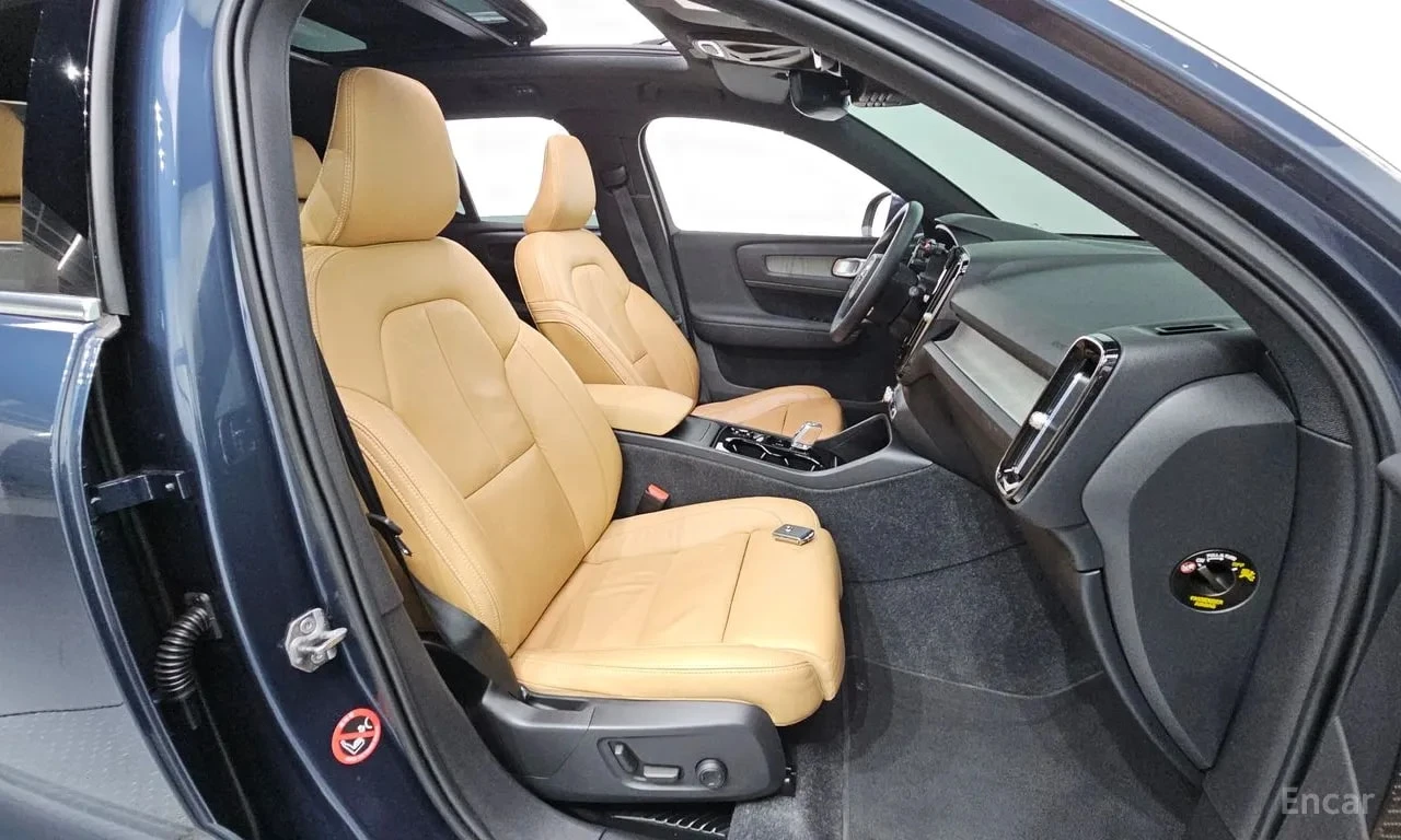 Volvo XC40 B4 Inscription| HARMAN/KARDON| PANO| ПОДГРЕВИ| , снимка 12 - Автомобили и джипове - 55867664
