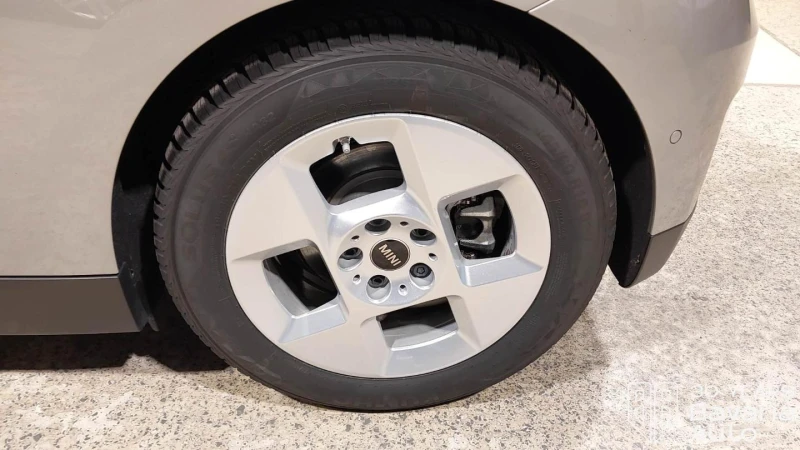 Mini Cooper E Automatic Essential Trim, снимка 14 - Автомобили и джипове - 53093844