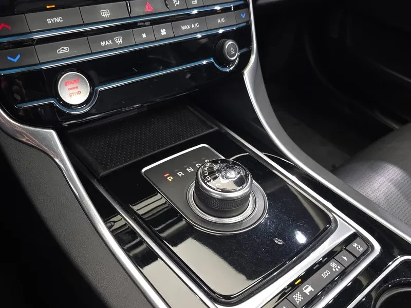 Jaguar XE 20D R SPORT, снимка 9 - Автомобили и джипове - 55926938