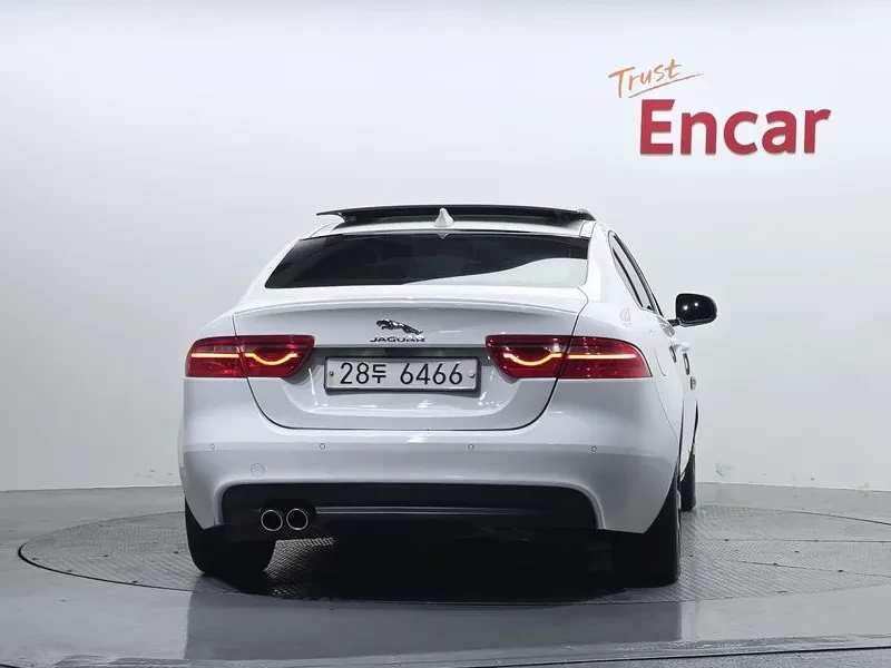 Jaguar XE 20D R SPORT, снимка 4 - Автомобили и джипове - 55926938