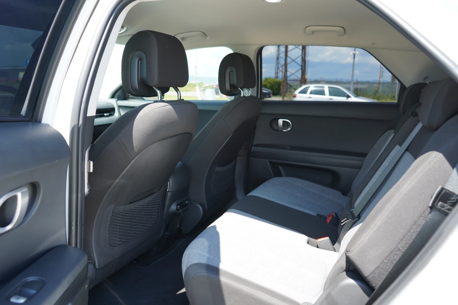 Hyundai Ioniq 5 72kW* AWD* DISTR* CAM* KEYLESS* CARPLAY, снимка 12 - Автомобили и джипове - 54854009