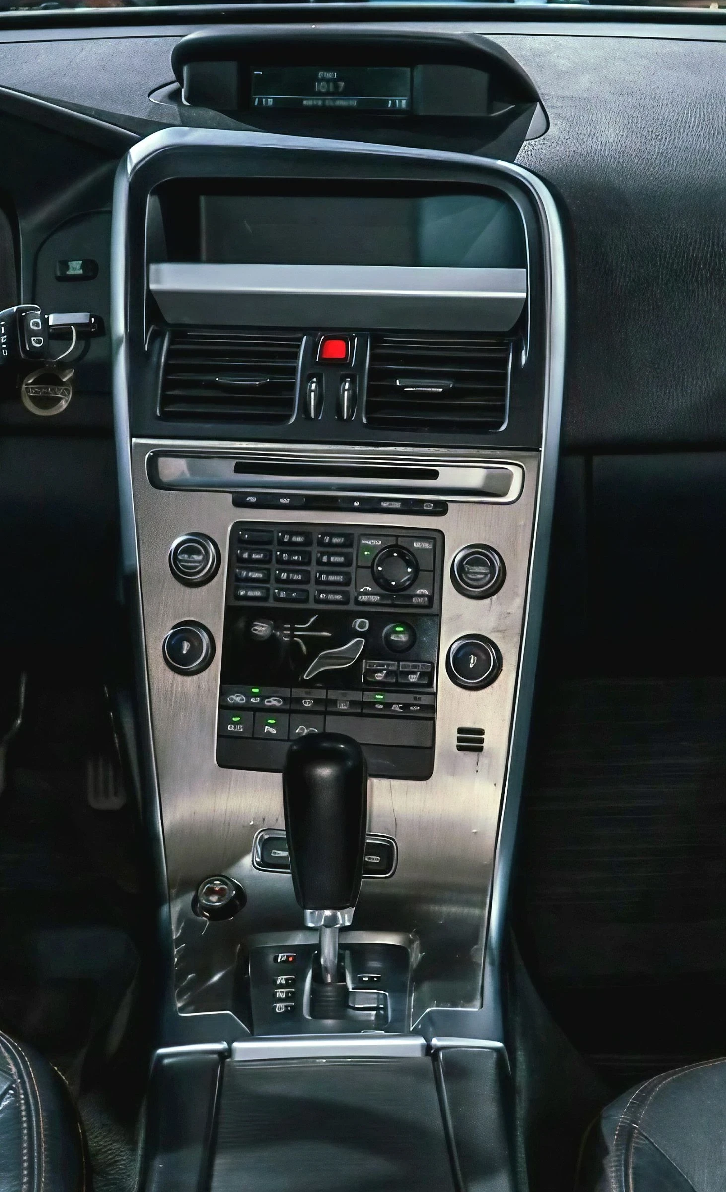 Volvo XC60 3.2 AWD - изображение 3