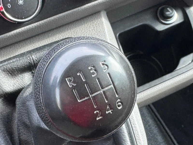 VW Caravelle 2.0 150 К.с * 77 000 км, снимка 13 - Бусове и автобуси - 52452555