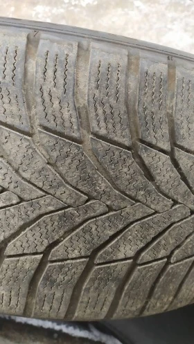 Гуми Зимни 245/40R18, снимка 5 - Гуми и джанти - 43725293