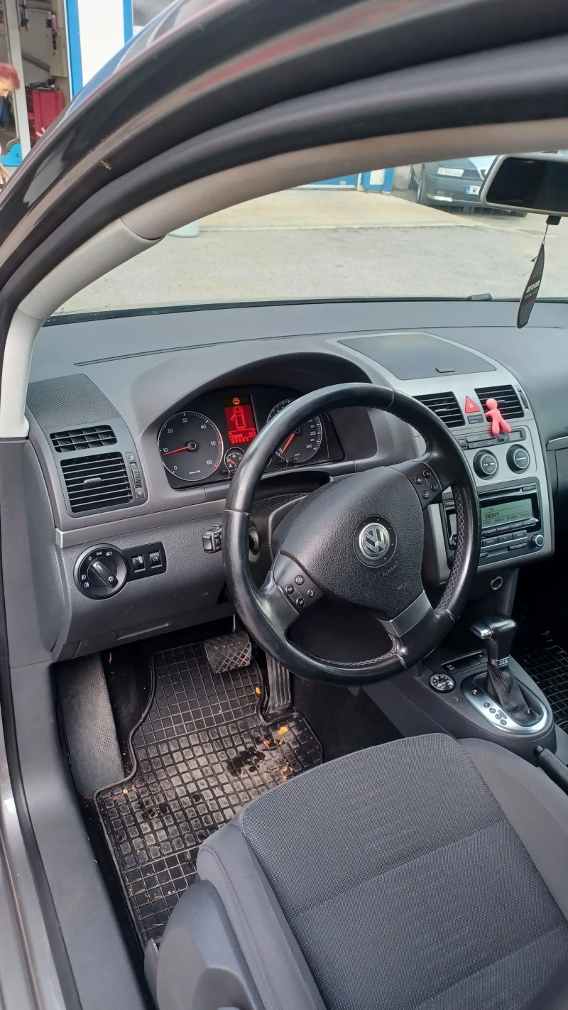 VW Touran, снимка 8 - Автомобили и джипове - 47545410