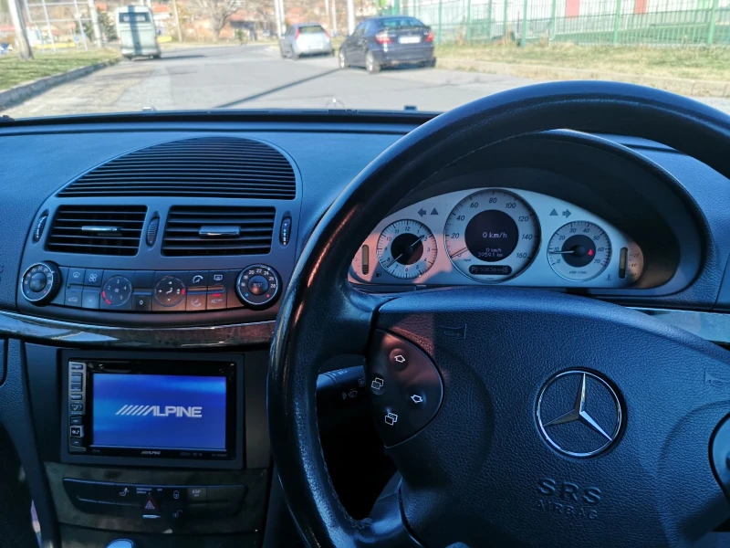 Mercedes-Benz E 240, снимка 13 - Автомобили и джипове - 51210018