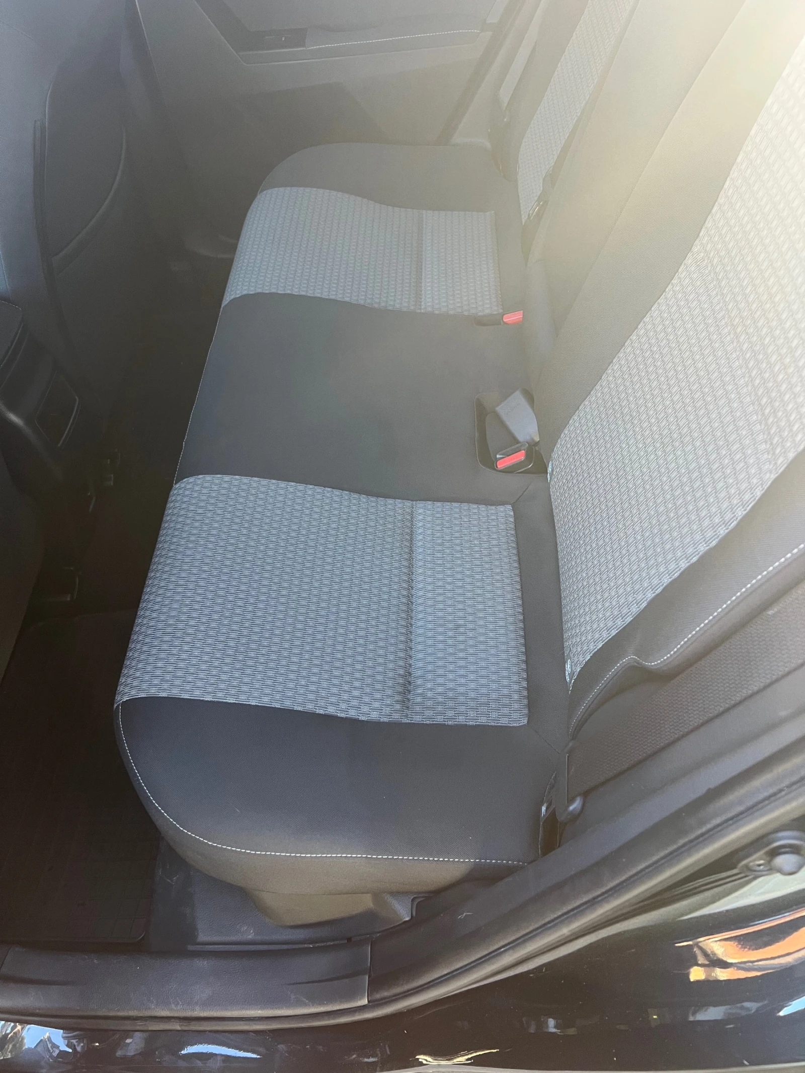 Toyota Auris 1.8HYBRID TOP, снимка 10 - Автомобили и джипове - 53896436