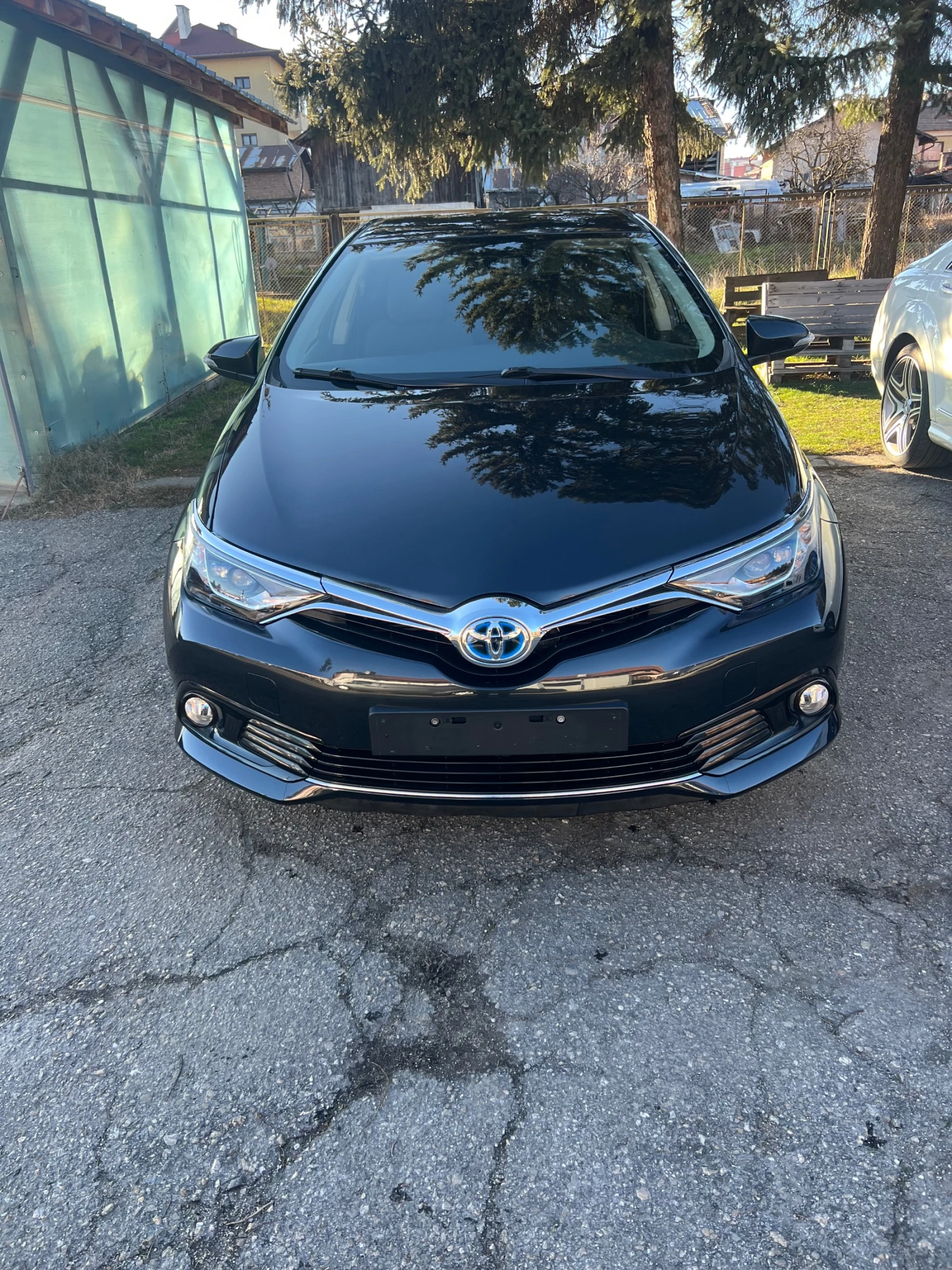 Toyota Auris 1.8HYBRID TOP, снимка 2 - Автомобили и джипове - 53896436