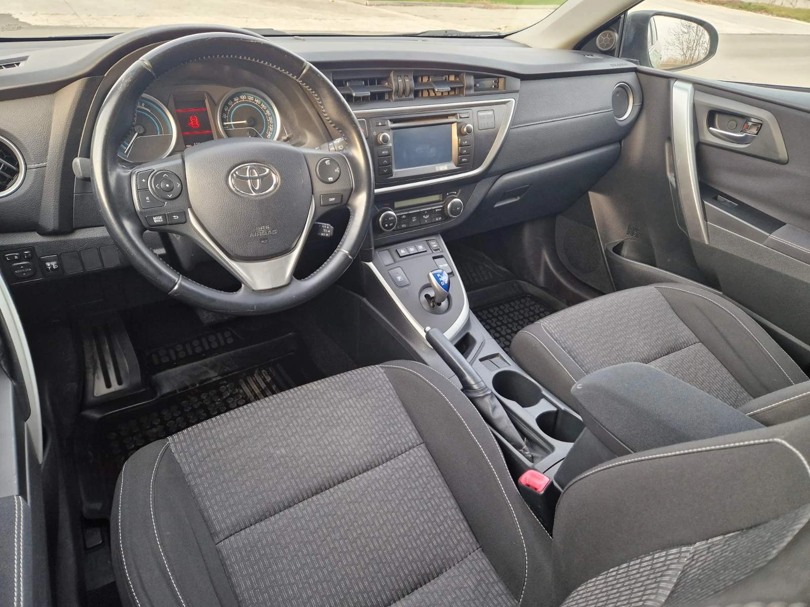 Toyota Auris Touring Sports 1.8 Hybrid Active, снимка 10 - Автомобили и джипове - 54031705