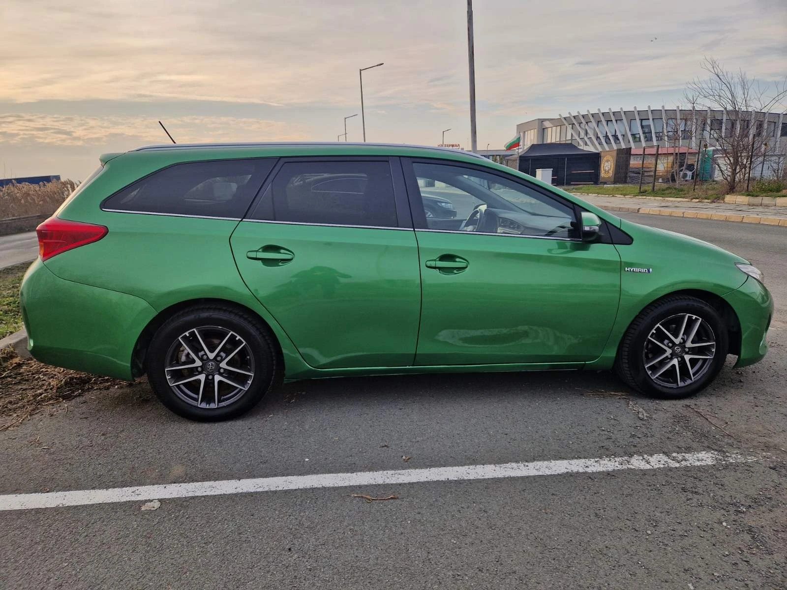 Toyota Auris Touring Sports 1.8 Hybrid Active, снимка 3 - Автомобили и джипове - 54031705