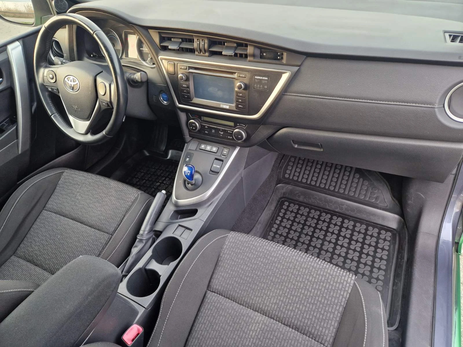 Toyota Auris Touring Sports 1.8 Hybrid Active, снимка 13 - Автомобили и джипове - 54031705