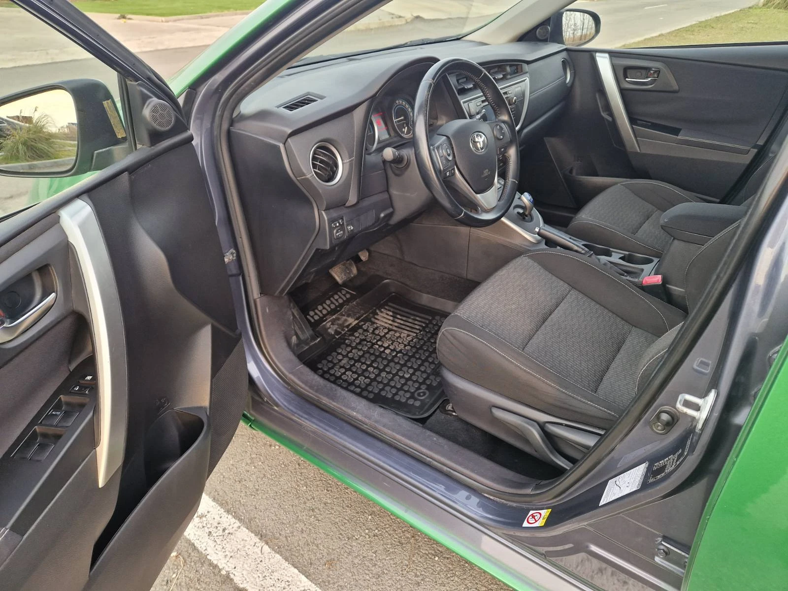 Toyota Auris Touring Sports 1.8 Hybrid Active, снимка 9 - Автомобили и джипове - 54031705