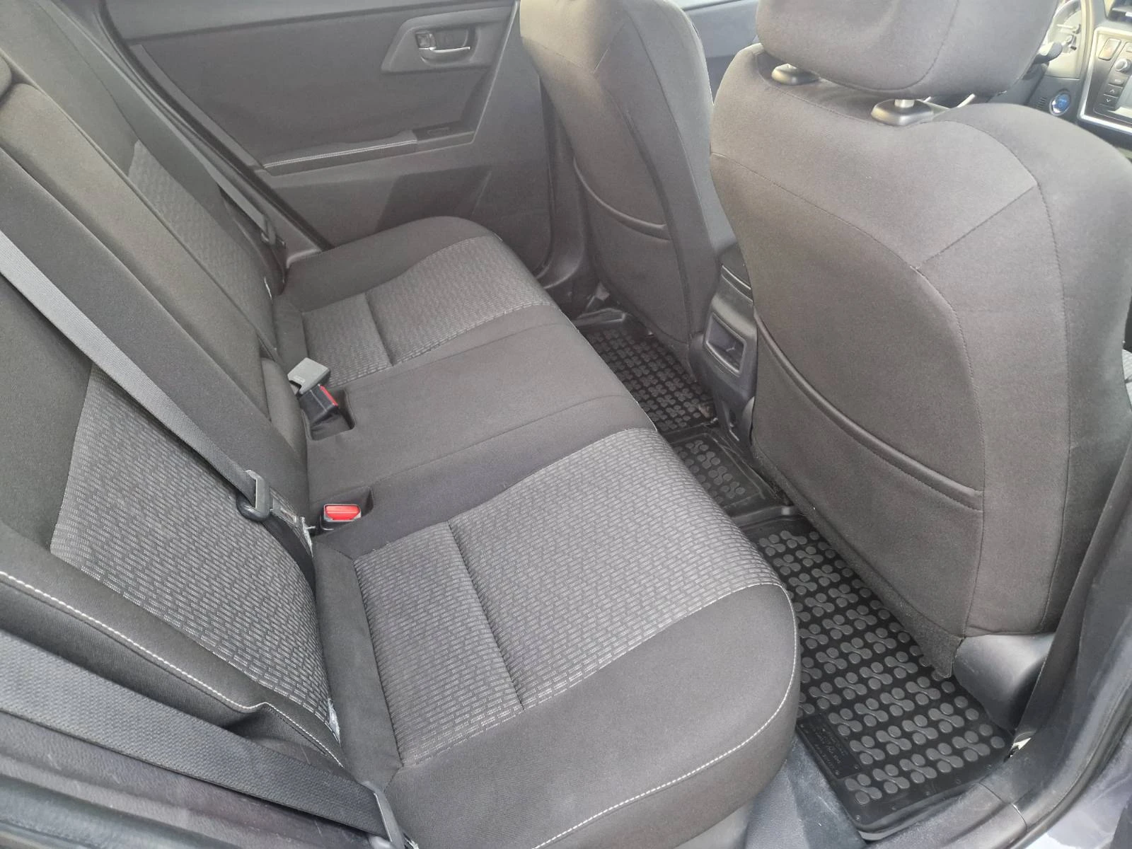 Toyota Auris Touring Sports 1.8 Hybrid Active, снимка 14 - Автомобили и джипове - 54031705