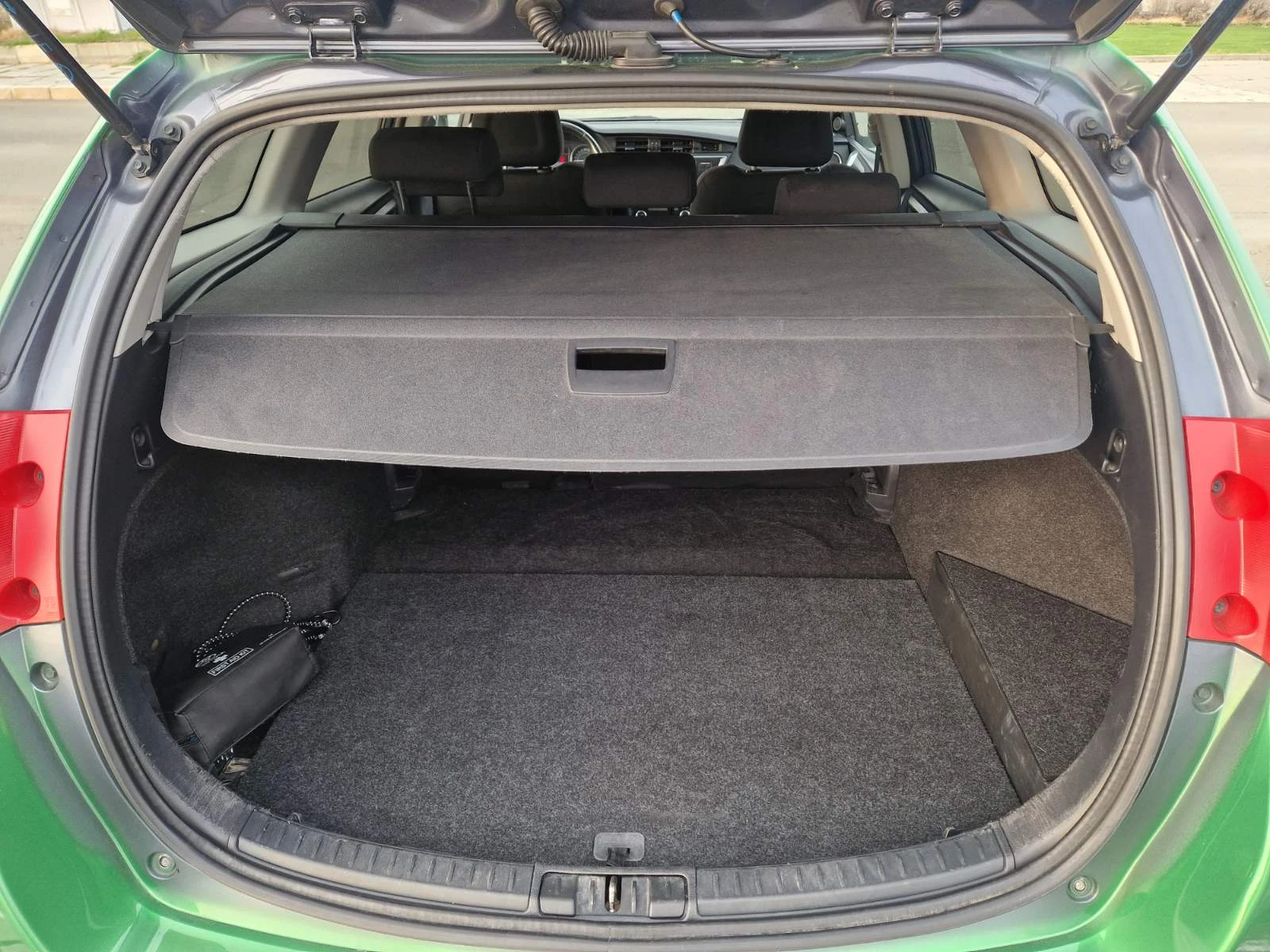 Toyota Auris Touring Sports 1.8 Hybrid Active, снимка 15 - Автомобили и джипове - 54031705