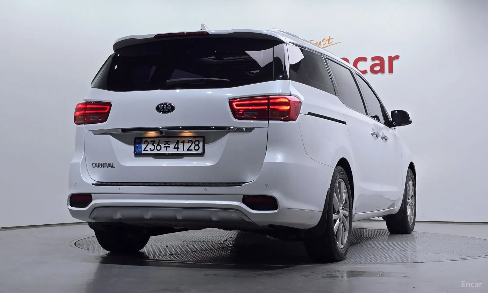 Kia Carnival 9 местен , снимка 2 - Автомобили и джипове - 54563536