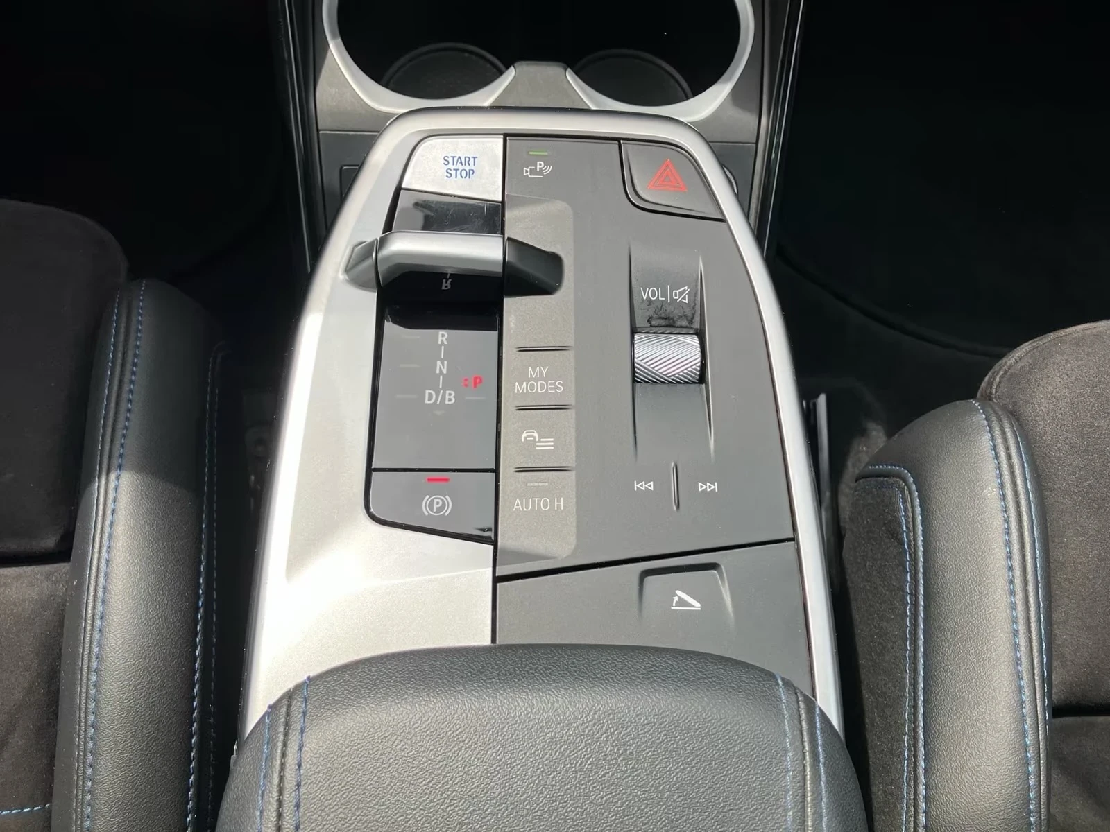 BMW iX1 xDrive30 M Sport Pro DA+ PANO Ad.LED 360* Winter P, снимка 9 - Автомобили и джипове - 54765778