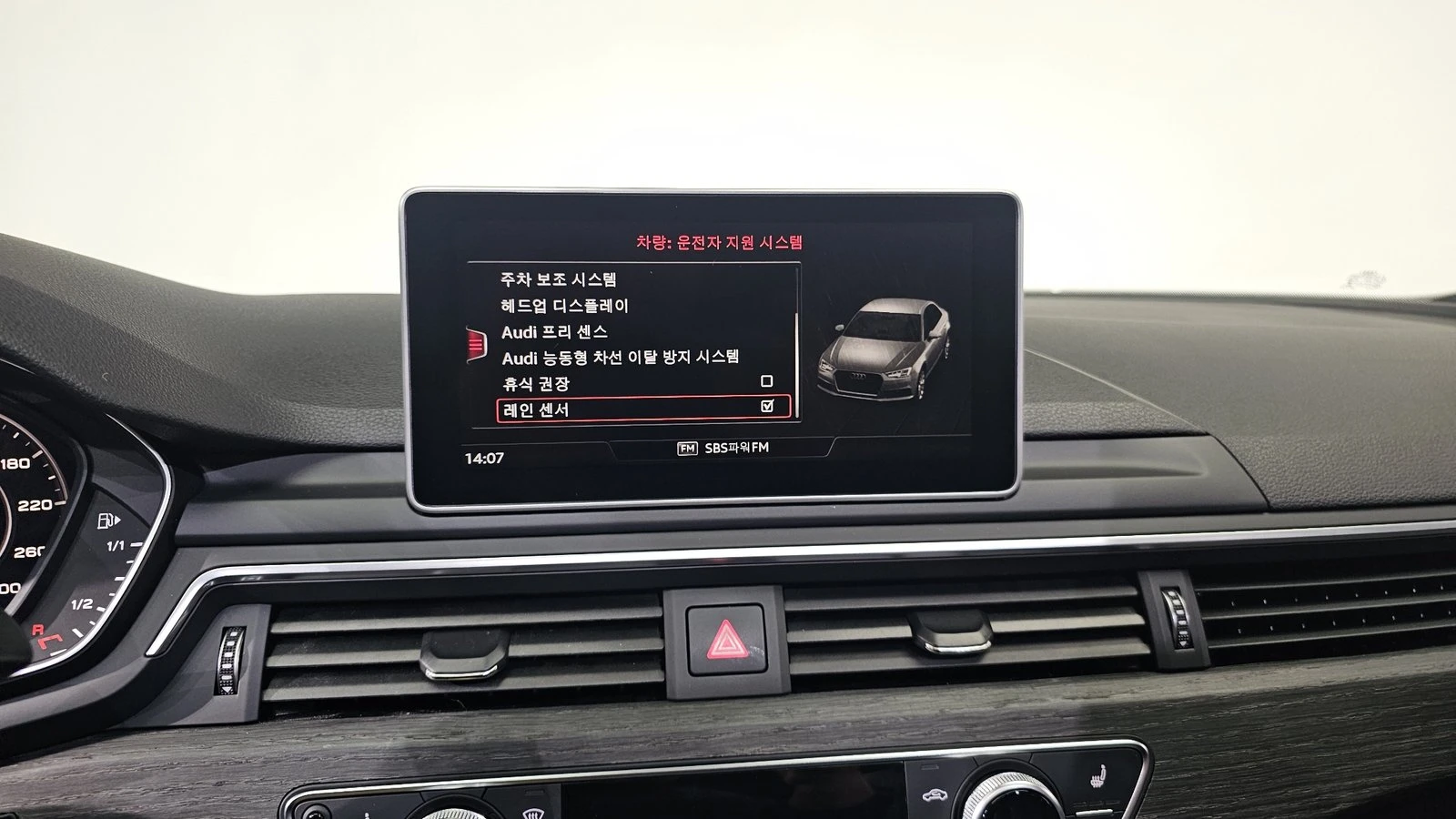 Audi A4 40 TFSI* ЛЮК* HUD* KEYLESS* КРАЙНА ЦЕНА, снимка 17 - Автомобили и джипове - 55318875