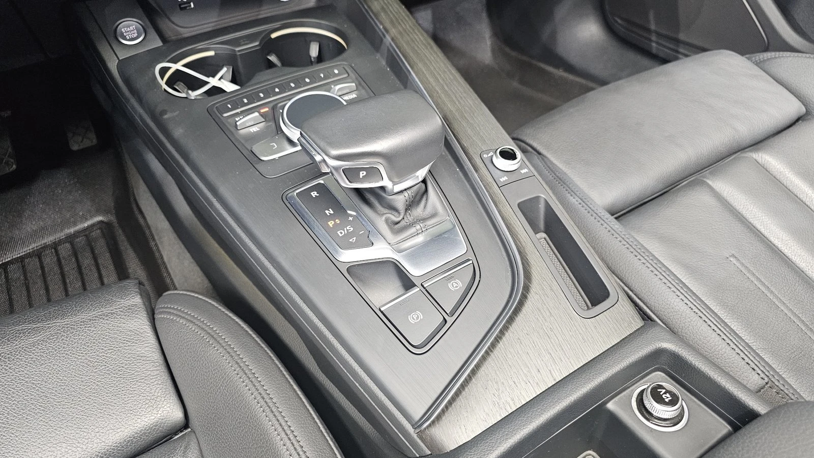 Audi A4 40 TFSI* ЛЮК* HUD* KEYLESS* КРАЙНА ЦЕНА, снимка 9 - Автомобили и джипове - 55318875