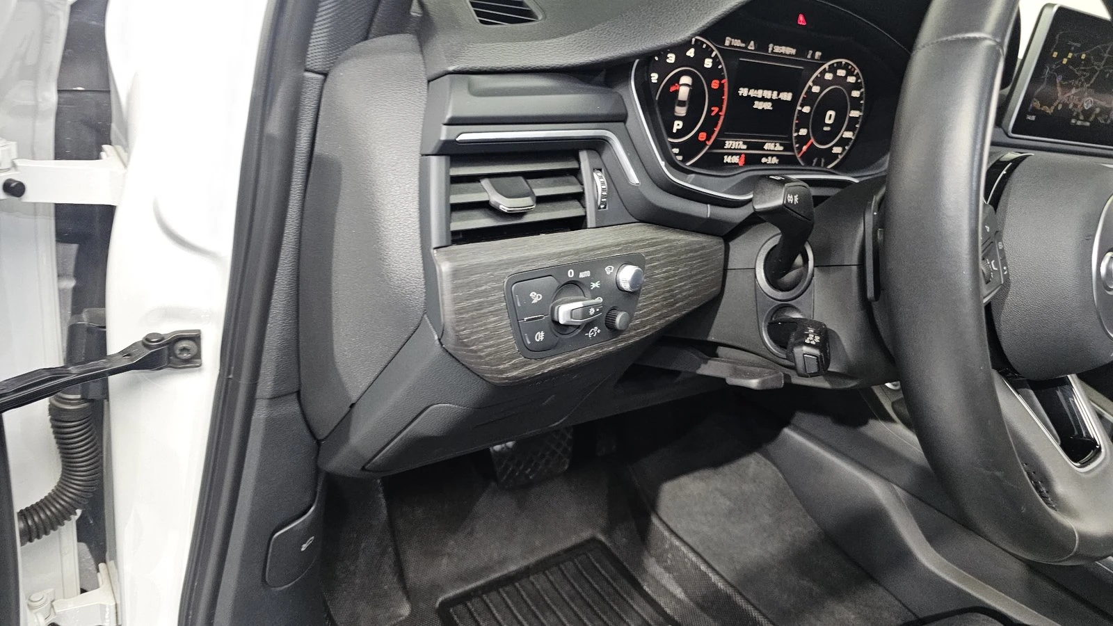 Audi A4 40 TFSI* ЛЮК* HUD* KEYLESS* КРАЙНА ЦЕНА, снимка 14 - Автомобили и джипове - 55318875