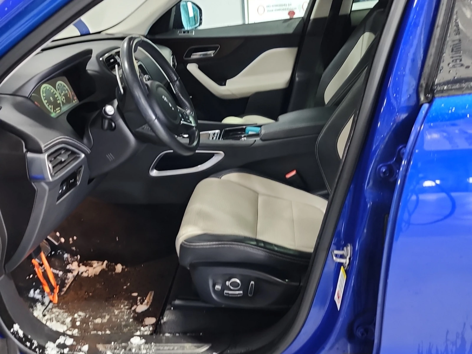 Jaguar F-PACE R-SPORT* 360view* Pano* Подгрев* Обдухване* , снимка 8 - Автомобили и джипове - 54055278