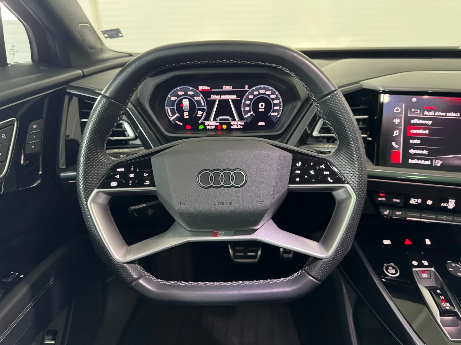 Audi Q4 55 E-TRON / QUATTRO S-LINE / BLACK OPTICS/ 340 hp, снимка 12 - Автомобили и джипове - 54682091