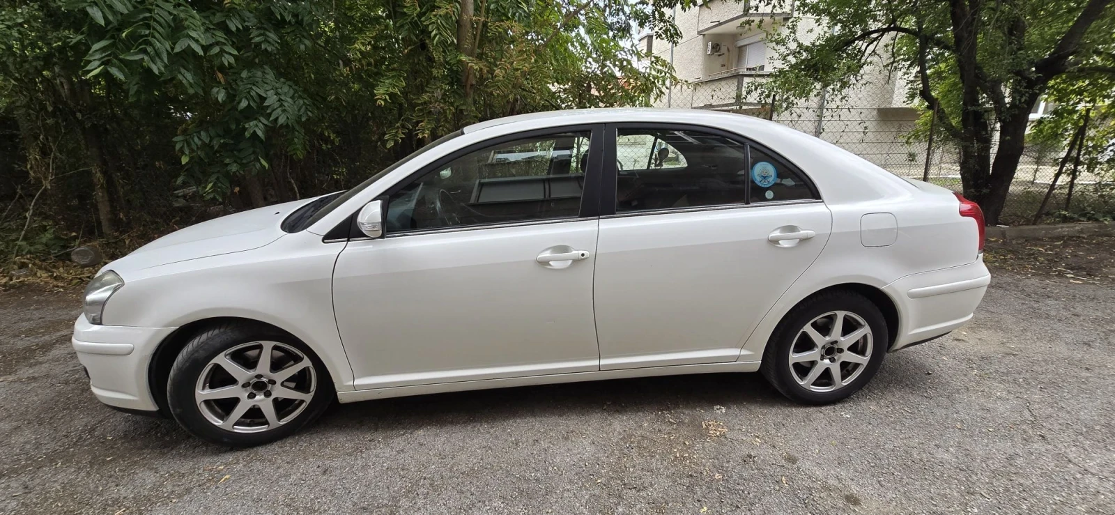 Toyota Avensis 2.4 бензин; Автомат; 2 ключа; 2 комплекта гуми, снимка 2 - Автомобили и джипове - 56164185