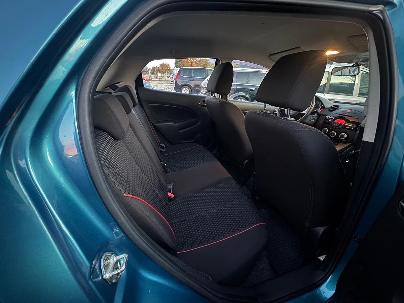 Mazda 2 1.4 i KLIMA FASELIFT, снимка 13 - Автомобили и джипове - 56589501