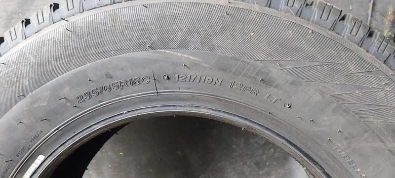 Гуми Зимни 235/65R16, снимка 5 - Гуми и джанти - 35502337