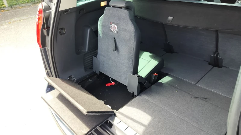 Peugeot 5008 1.6 turbo, снимка 11 - Автомобили и джипове - 53007566