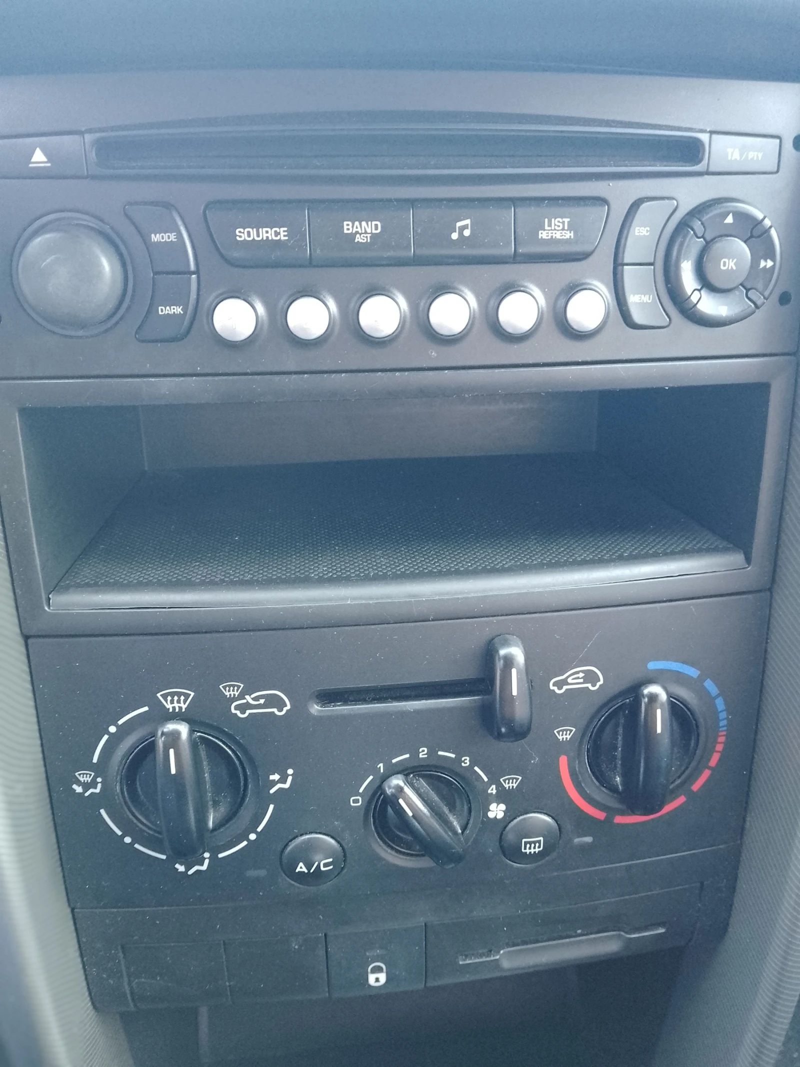 Peugeot 207 1.4 бензин/газ, снимка 7 - Автомобили и джипове - 55401168