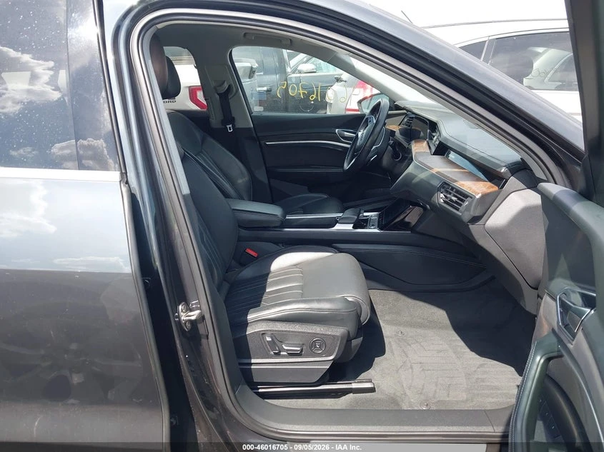 Audi E-Tron Premium Plus, снимка 5 - Автомобили и джипове - 56405821