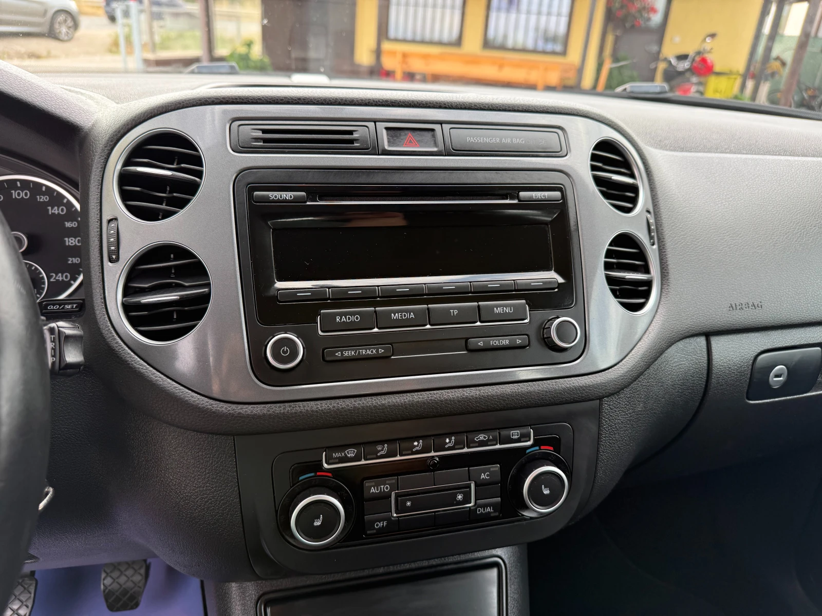 VW Tiguan 2.0 TDI НОВ ВНОС !! FACE LIFT !! ЕВРО 5 !! , снимка 12 - Автомобили и джипове - 55776512