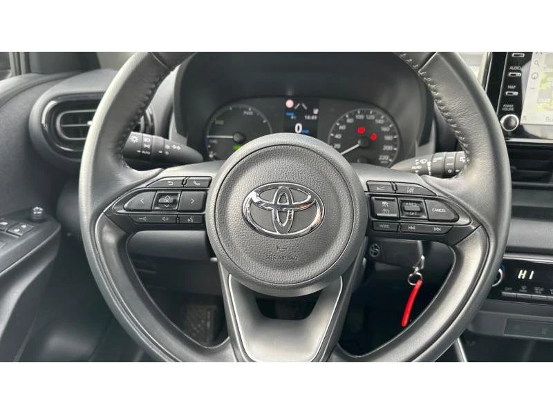 Toyota Yaris 1.5HSD Dynamic, снимка 13 - Автомобили и джипове - 48586459