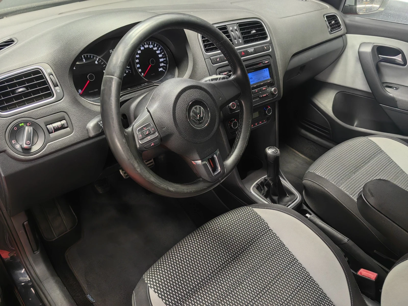 VW Polo CROSS* 1.6TDI* 105ps* РЕГ* EURO5* ПОДГРЕВ* МУЛТИ* , снимка 5 - Автомобили и джипове - 54390650