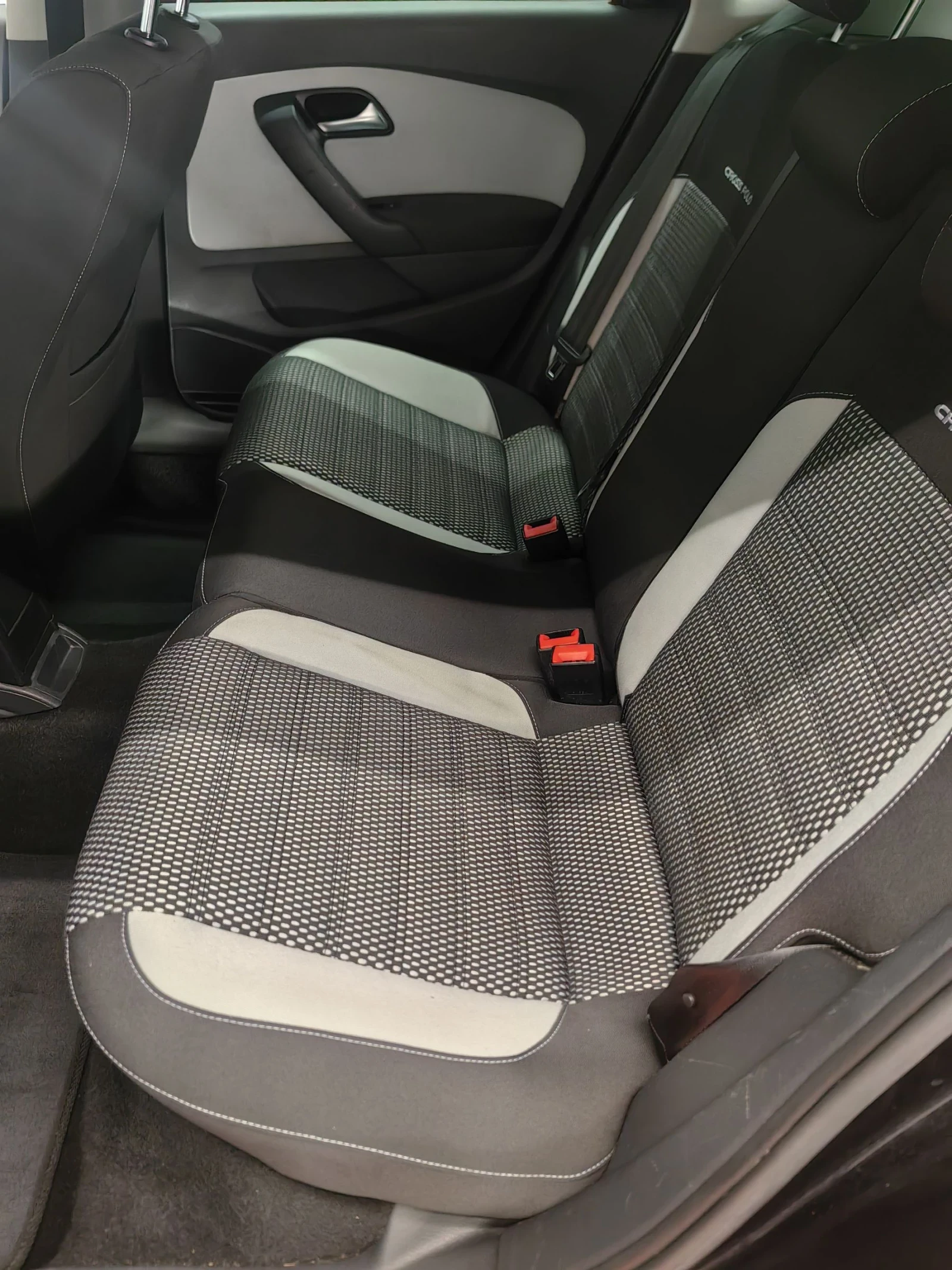 VW Polo CROSS* 1.6TDI* 105ps* РЕГ* EURO5* ПОДГРЕВ* МУЛТИ* , снимка 12 - Автомобили и джипове - 54390650
