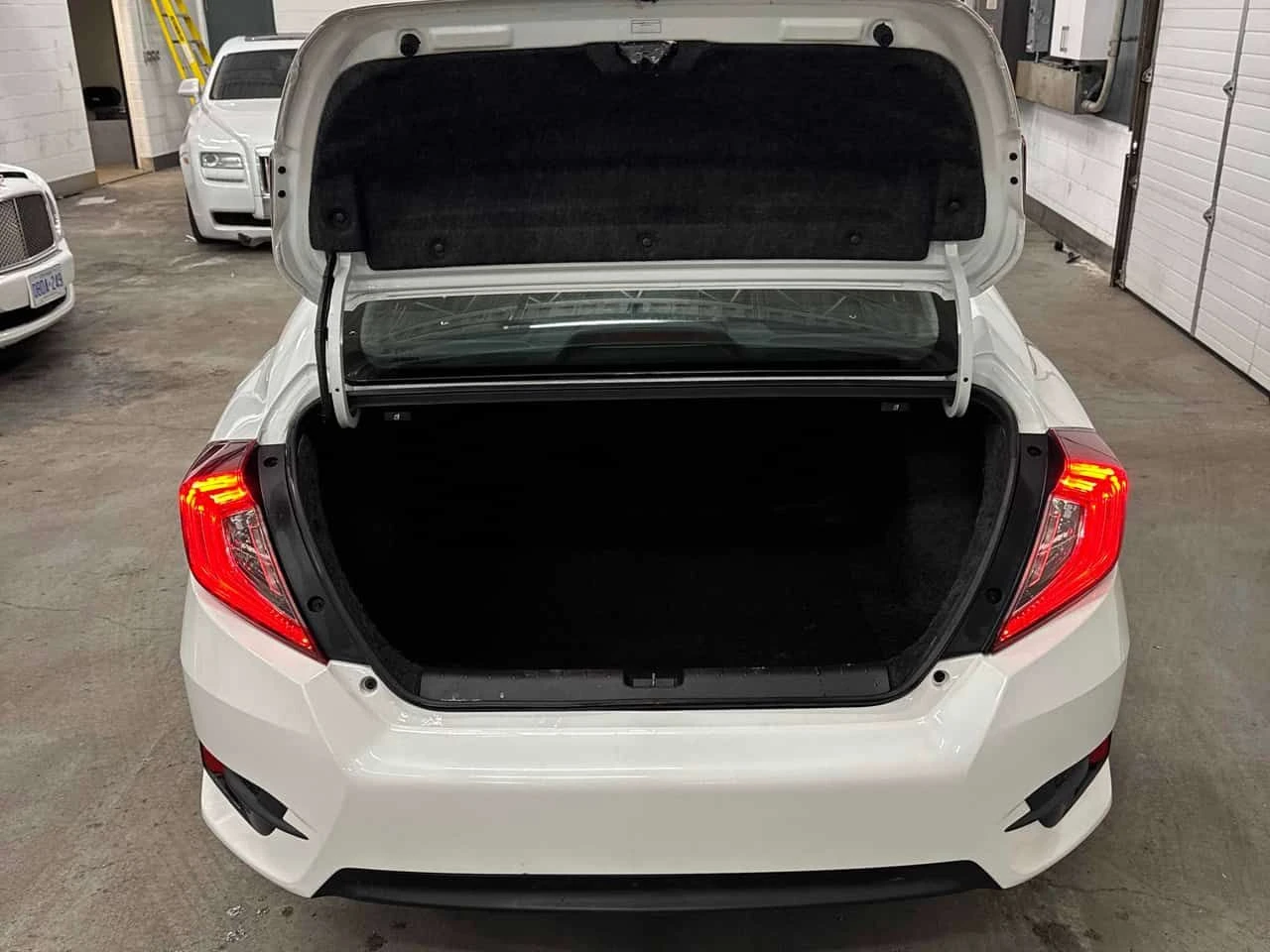 Honda Civic * Touring * 2 КЛЮЧА* PANO* ПОДГРЕВ* KEYLESS* , снимка 13 - Автомобили и джипове - 54403791