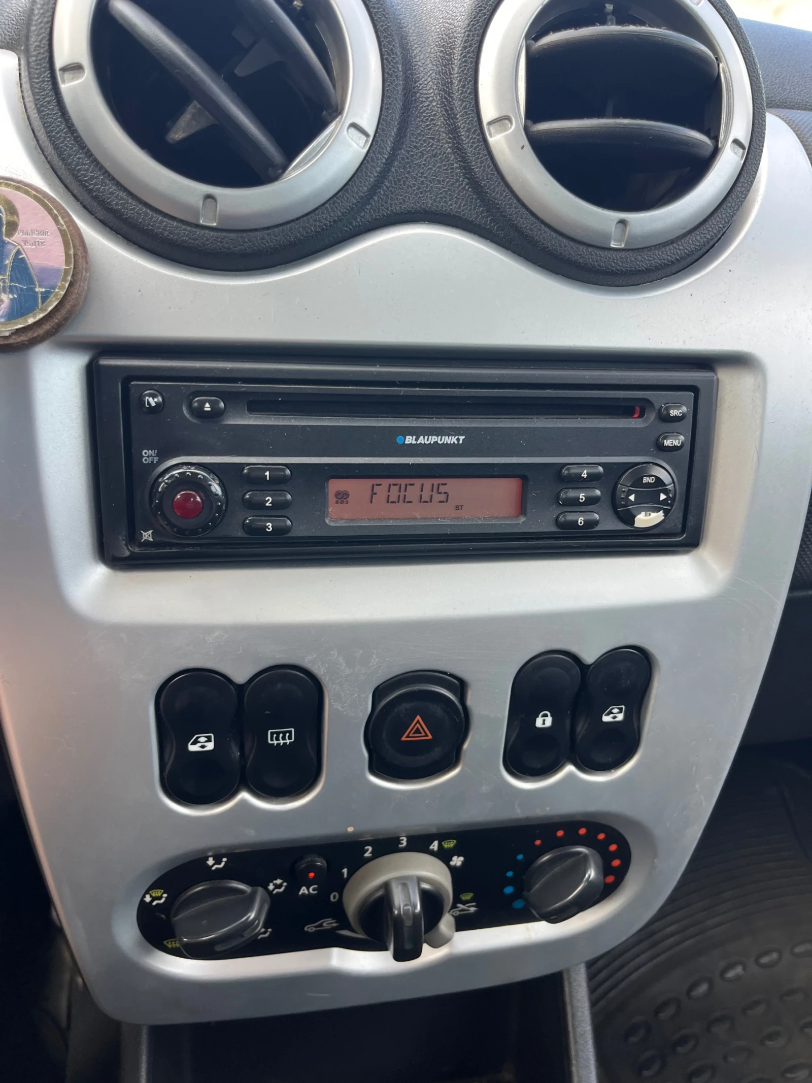 Dacia Sandero 1.6i GAS, снимка 9 - Автомобили и джипове - 55014561