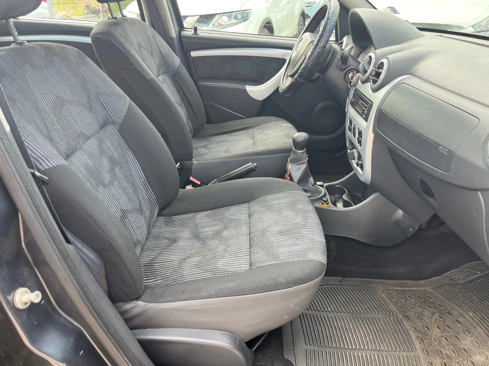 Dacia Sandero 1.6i GAS, снимка 12 - Автомобили и джипове - 55014561