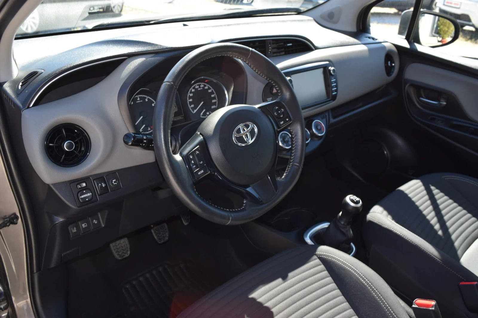 Toyota Yaris 1.0* 69kc* Euro6B* RSA* LDA* PCS* Камера* , снимка 9 - Автомобили и джипове - 55960105