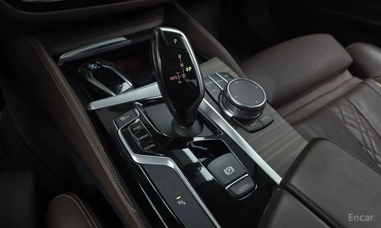 BMW 530 М ПАКЕТ/xDrive Luxury Plus/ОБДУХ/ХЕДЪП/ДИСТРОНИК/, снимка 9 - Автомобили и джипове - 56130960