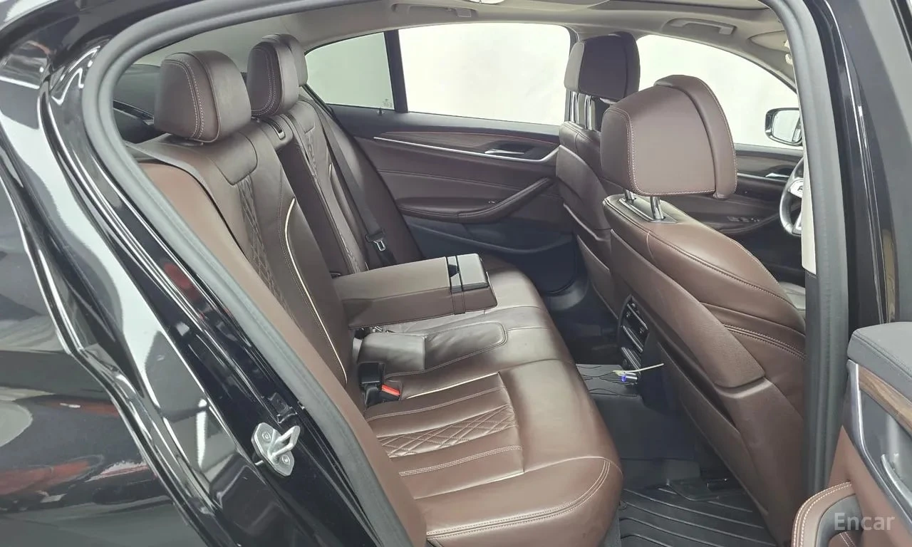 BMW 530 М ПАКЕТ/xDrive Luxury Plus/ОБДУХ/ХЕДЪП/ДИСТРОНИК/, снимка 11 - Автомобили и джипове - 56130960