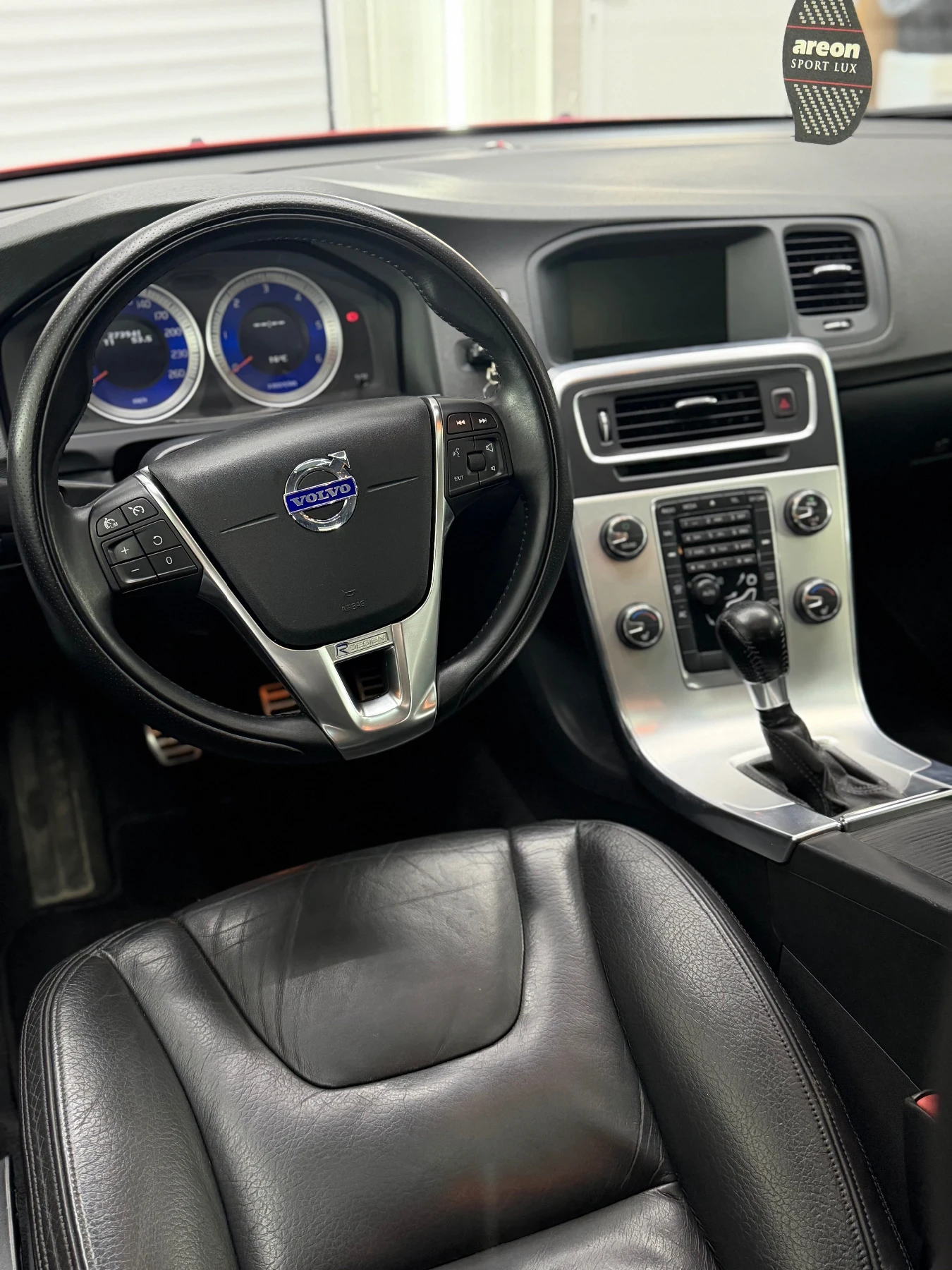 Volvo V60 2.4 D5 R Design, снимка 10 - Автомобили и джипове - 56599449