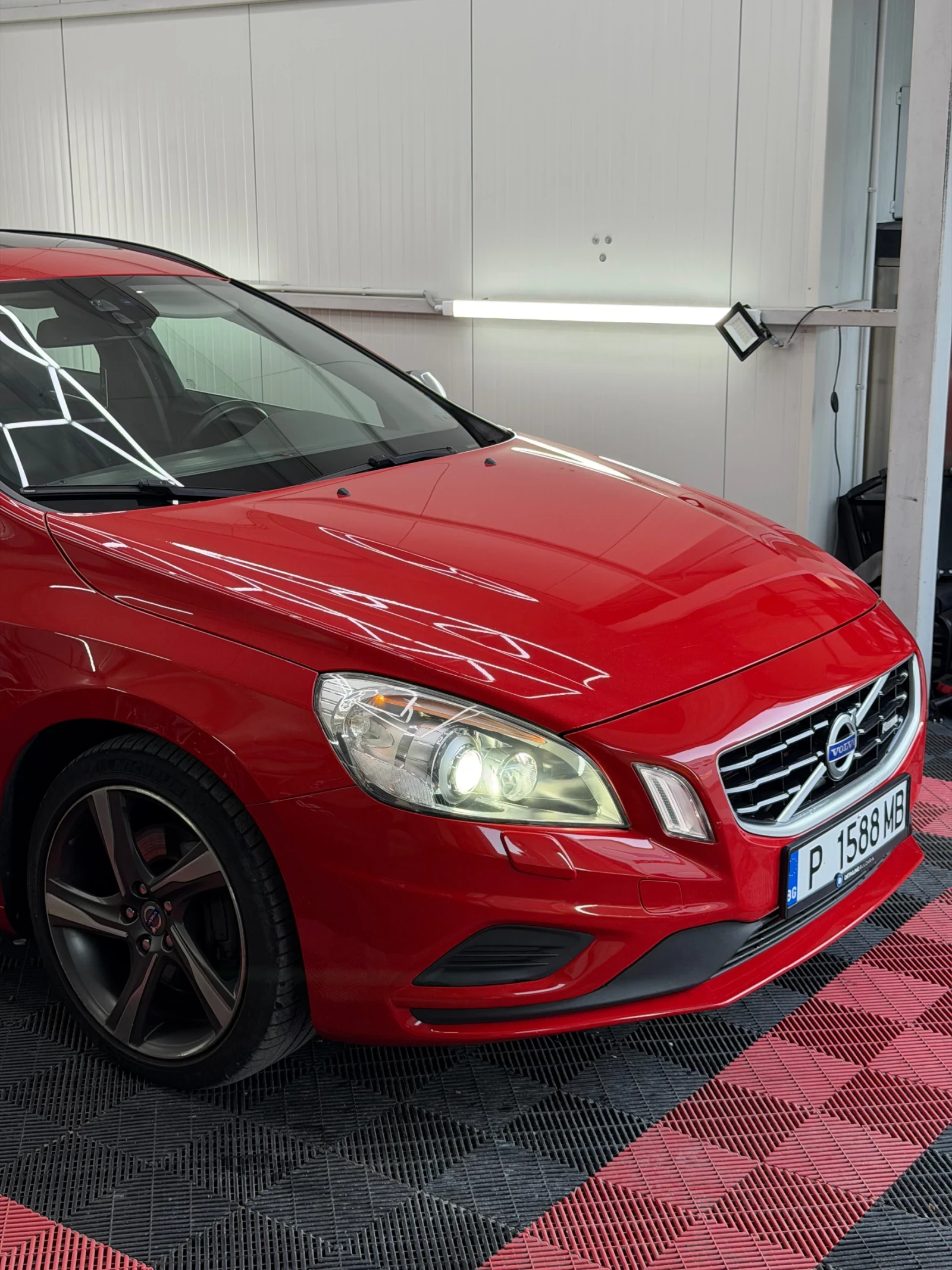 Volvo V60 2.4 D5 R Design, снимка 7 - Автомобили и джипове - 56599449