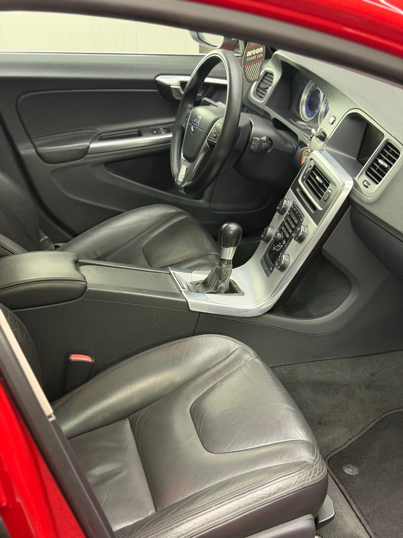 Volvo V60 2.4 D5 R Design, снимка 11 - Автомобили и джипове - 56599449