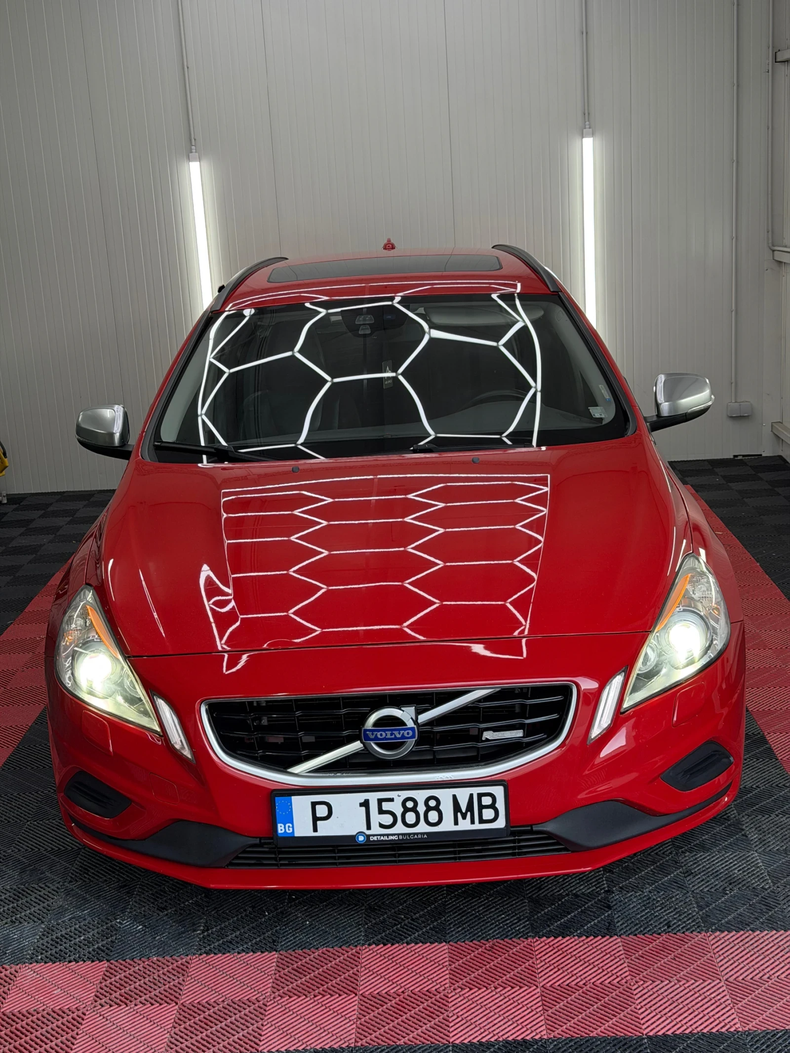 Volvo V60 2.4 D5 R Design, снимка 4 - Автомобили и джипове - 56599449