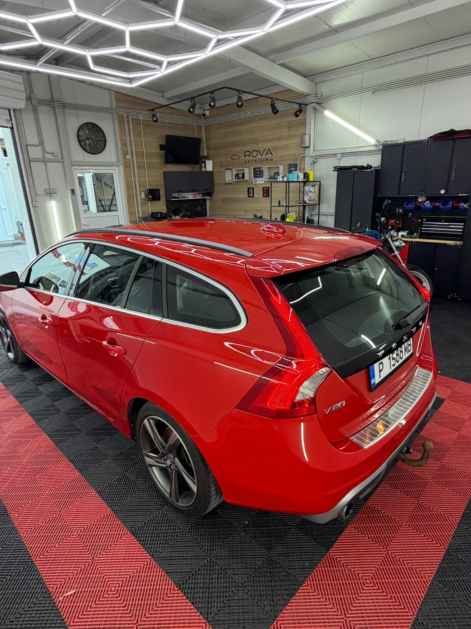 Volvo V60 2.4 D5 R Design, снимка 6 - Автомобили и джипове - 56599449