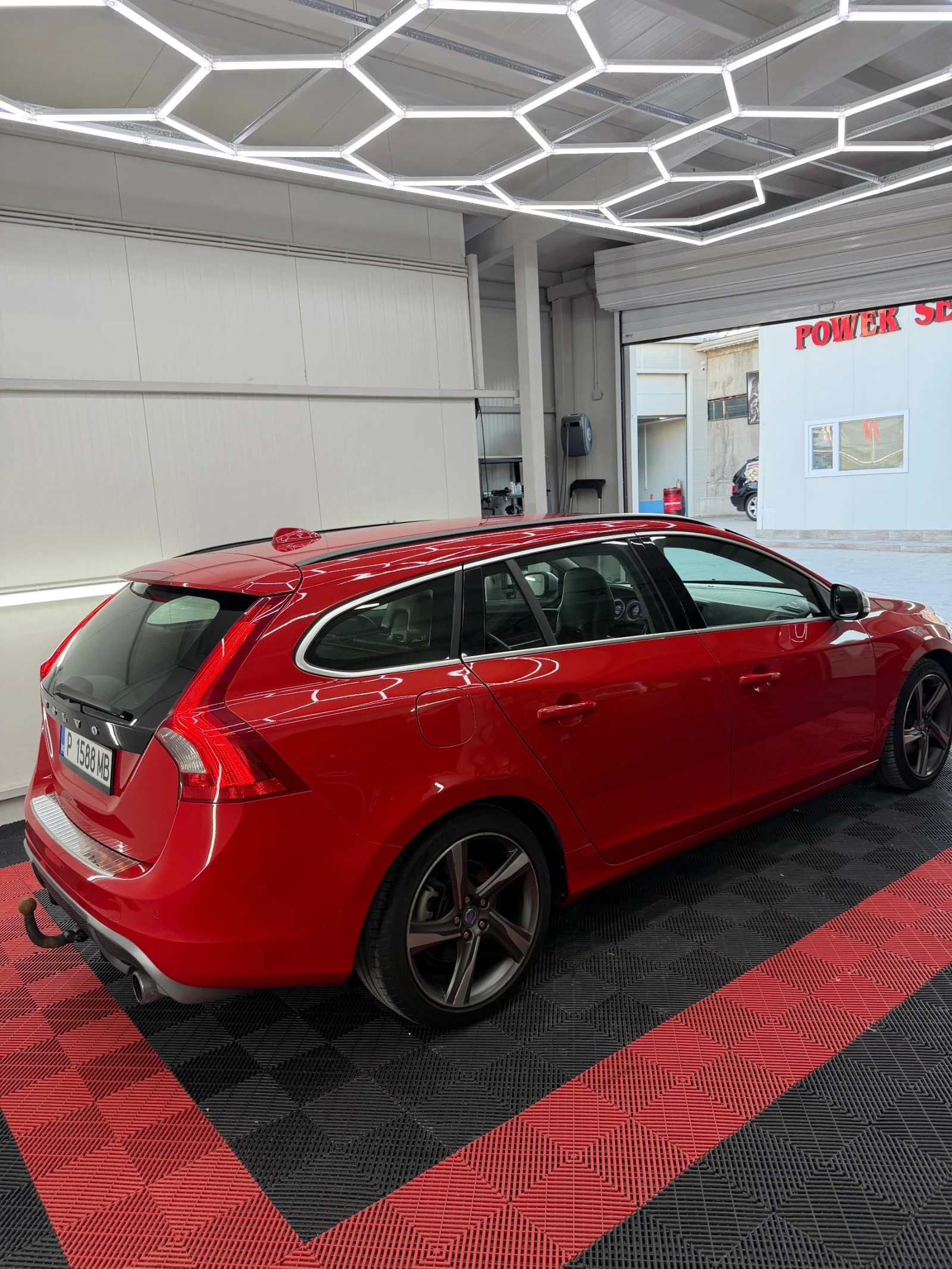 Volvo V60 2.4 D5 R Design, снимка 5 - Автомобили и джипове - 56599449